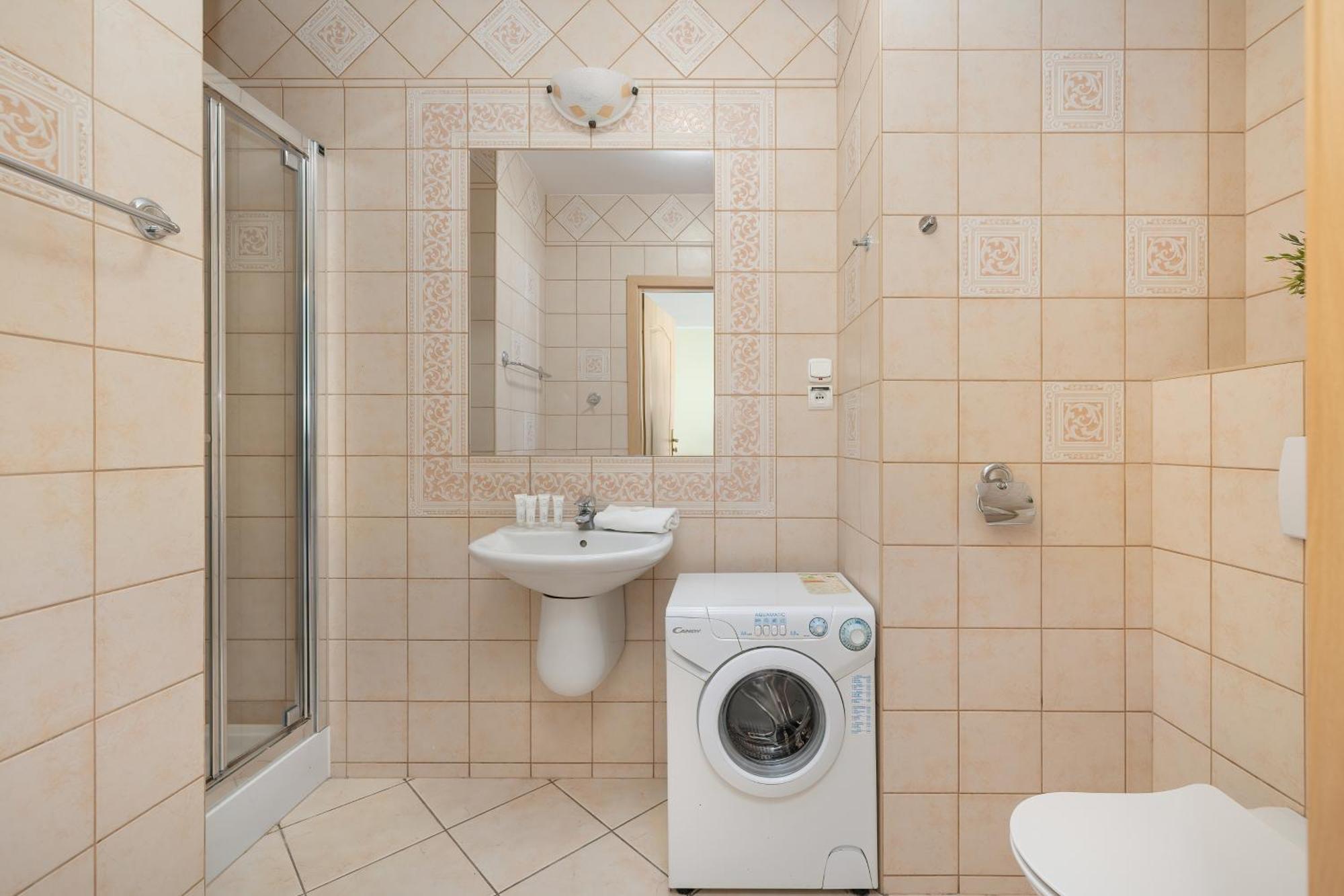 Jasny I Delikatny Sun Seasons 24 W Kolobrzegu By Renters *